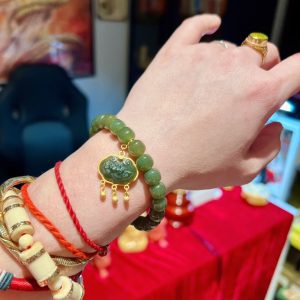 Vòng tay ngọc hoà điền mix charm khoá trường mệnh